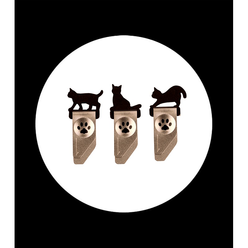 3 clips de metal con figura de gato en tarjeta